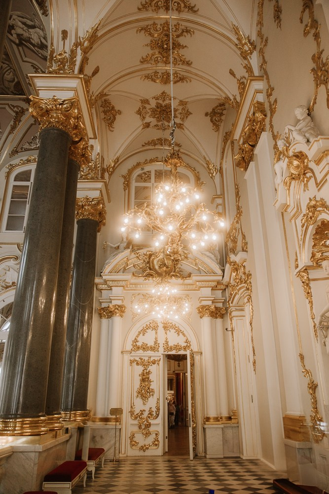 Anna & David (Hochzeitsfotoshooting im Museum). Familien & Hochzeitfotografin Nadja Holzmann