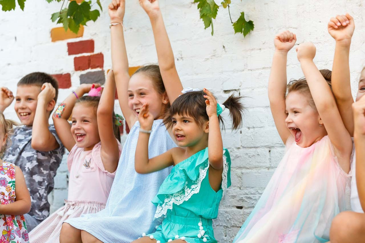 Dečiji smeh i timske igre na otvorenom tokom rođendanske proslave.