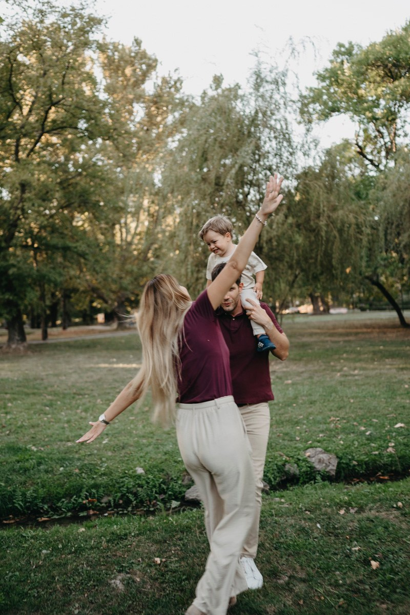 Aleksandra, Lazar, Marin i Leo / porodicno fotografisanje napolju. Deciji i porodicni fotograf u Beogradu Oksana Skendzic