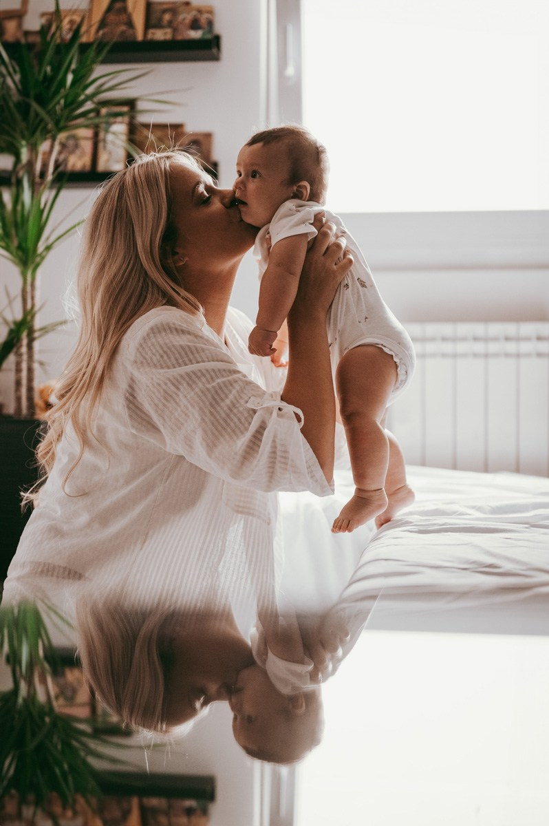 fotografisanje beba kod kuce, porodicno fotografisanje, fotografisanje dece, mama i beba, prve dane sa bebom, kozmetika za bebe, poklon za decu, soba za bebu, decija garderoba, majcinstvo, nega novorodjenceta, priprema za porodjaj, nega beba, dojenje