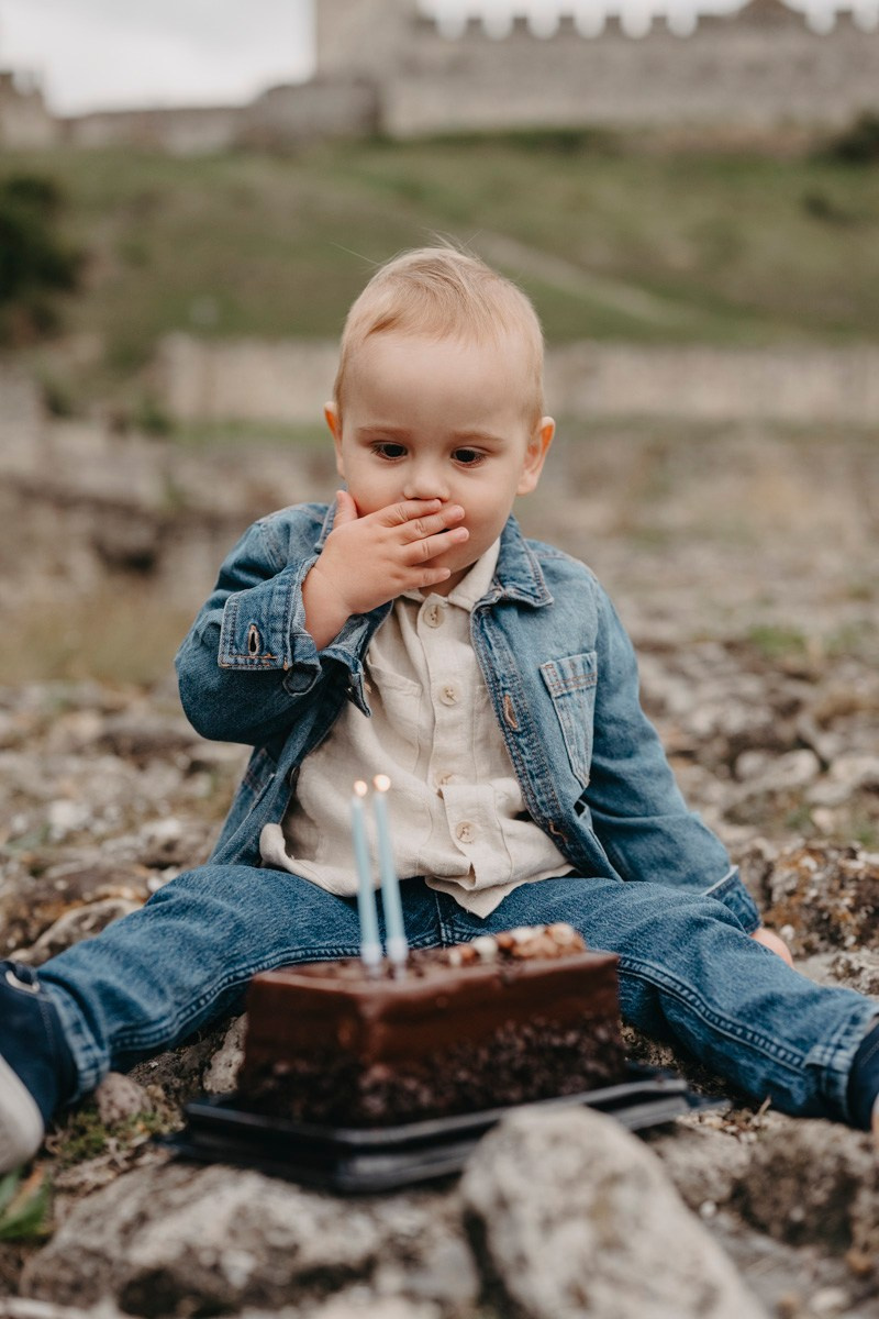 Nevena, Dusan i Vuk porodicno fotografisanje napolju. Deciji i porodicni fotograf u Beogradu Oksana Skendzic