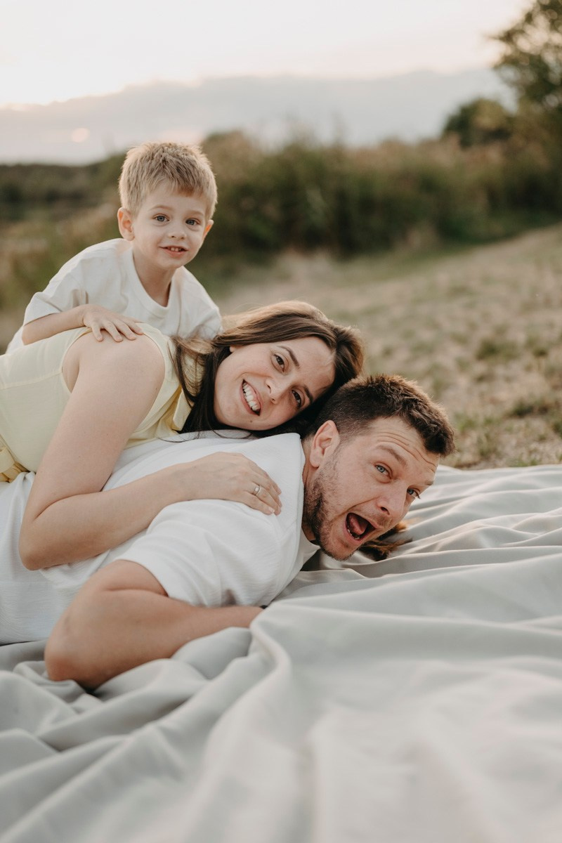 Djurdjica, Tadej i Miloje porodicno fotografisanje napolju. Deciji i porodicni fotograf u Beogradu Oksana Skendzic