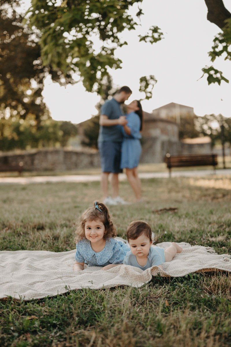 Jovana Zoran Jana i Bogdan — porodicno fotografisanje napolju. Deciji i porodicni fotograf u Beogradu Oksana Skendzic