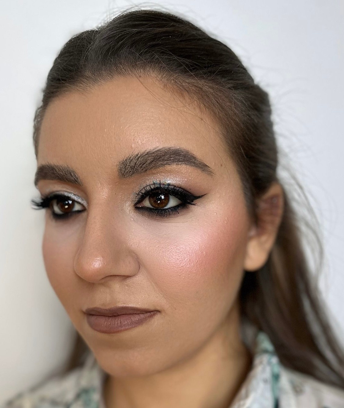 „Machiaj de eveniment sofisticat și rezistent, cu ten impecabil, privire intensă și buze definite. Potrivit pentru nunți, petreceri și ocazii speciale.”