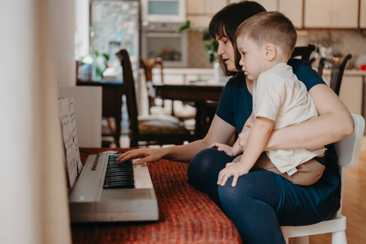 Porodicno fotografisanje kod kuce — Andjela, Lazar, Janko i Mihajlo. Deciji i porodicni fotograf u Beogradu Oksana Skendzic