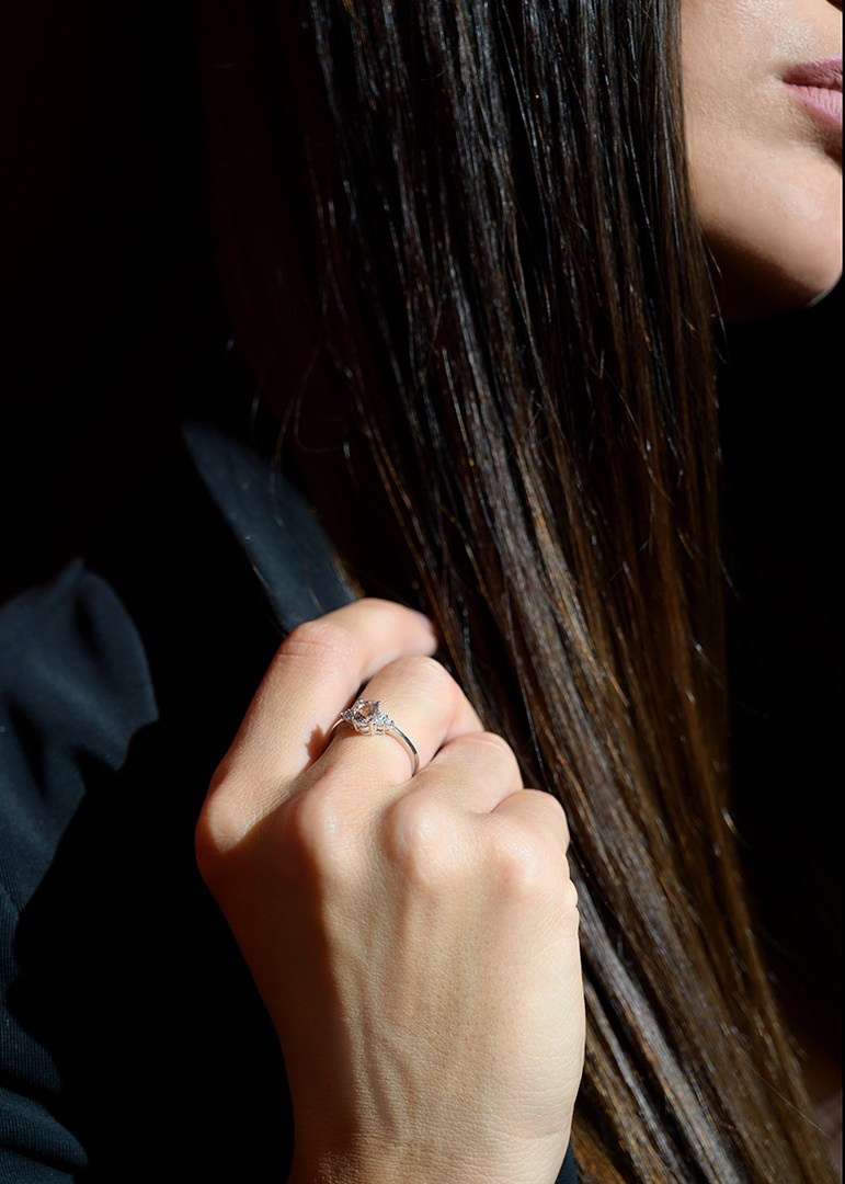 Prsten na ruci devojke.