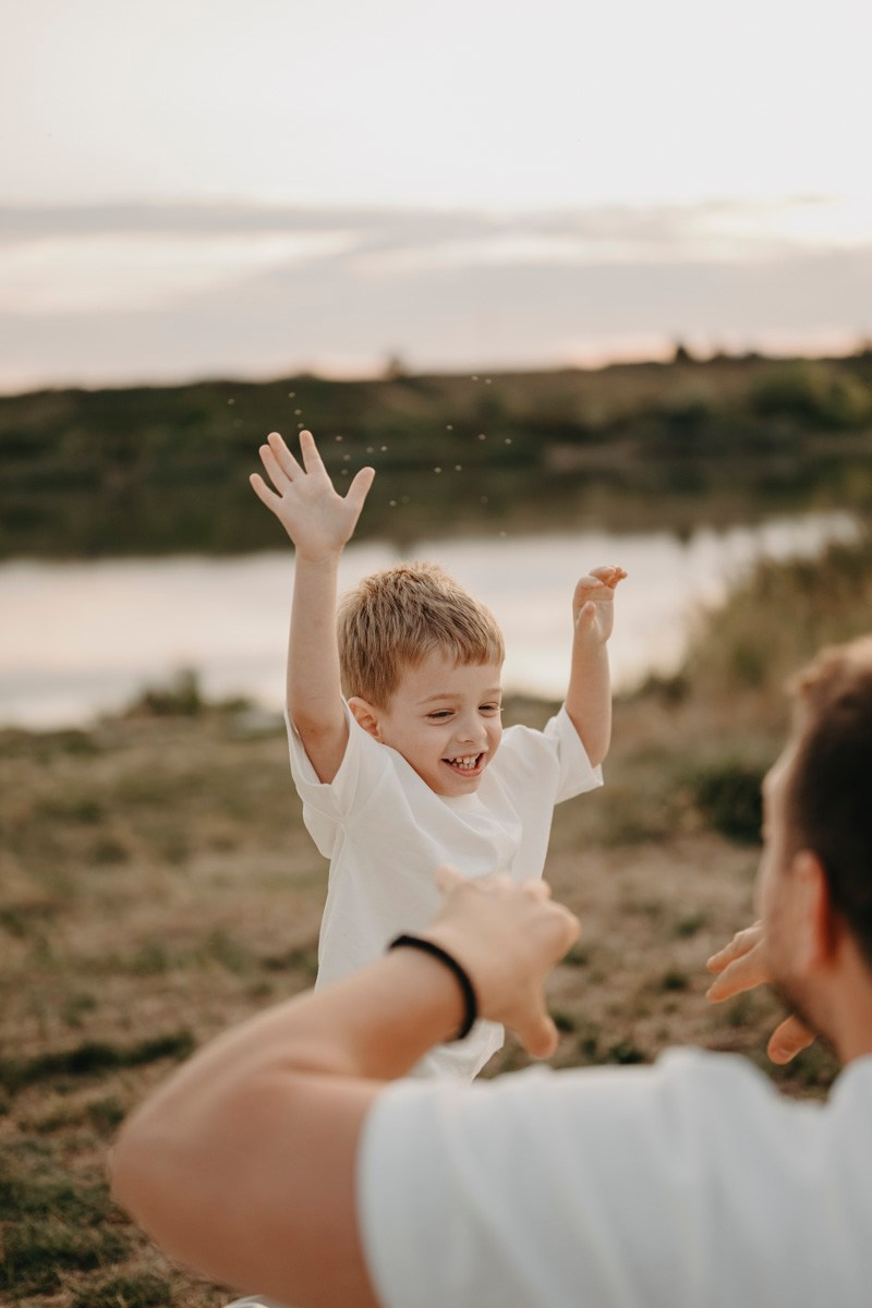 Djurdjica, Tadej i Miloje porodicno fotografisanje napolju. Deciji i porodicni fotograf u Beogradu Oksana Skendzic
