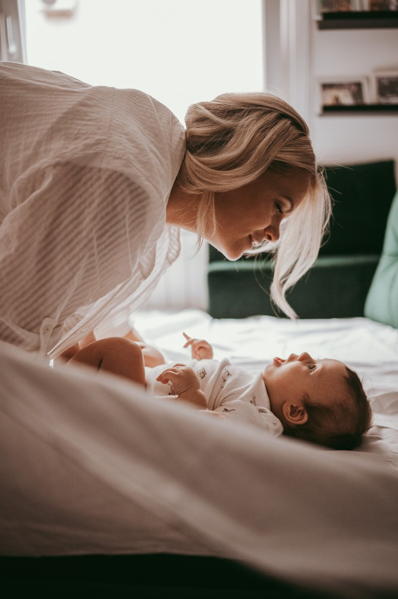 fotografisanje beba kod kuce, porodicno fotografisanje, fotografisanje dece, mama i beba, prve dane sa bebom, kozmetika za bebe, poklon za decu, soba za bebu, decija garderoba, majcinstvo, nega novorodjenceta, priprema za porodjaj, nega beba, dojenje
