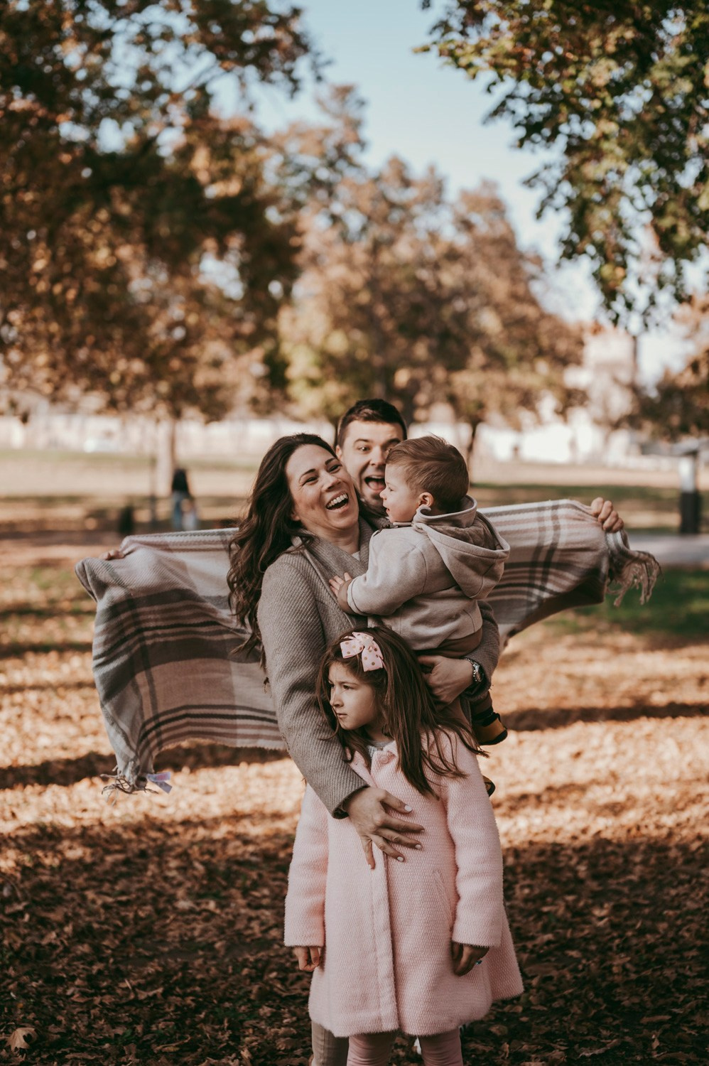 Iva, Ivan, Tara i Stefan — porodicno fotografisanje napolju. Deciji i porodicni fotograf u Beogradu Oksana Skendzic
