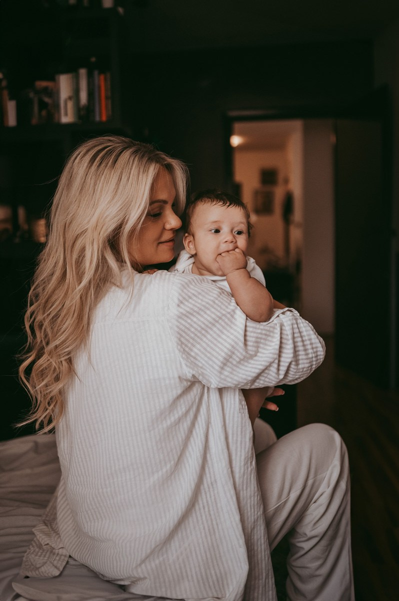 fotografisanje beba kod kuce, porodicno fotografisanje, fotografisanje dece, mama i beba, prve dane sa bebom, kozmetika za bebe, poklon za decu, soba za bebu, decija garderoba, majcinstvo, nega novorodjenceta, priprema za porodjaj, nega beba, dojenje