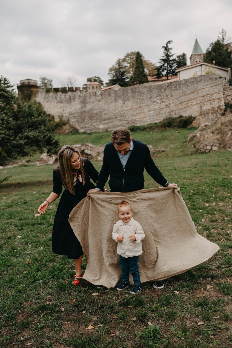 Nevena, Dusan i Vuk porodicno fotografisanje napolju. Deciji i porodicni fotograf u Beogradu Oksana Skendzic