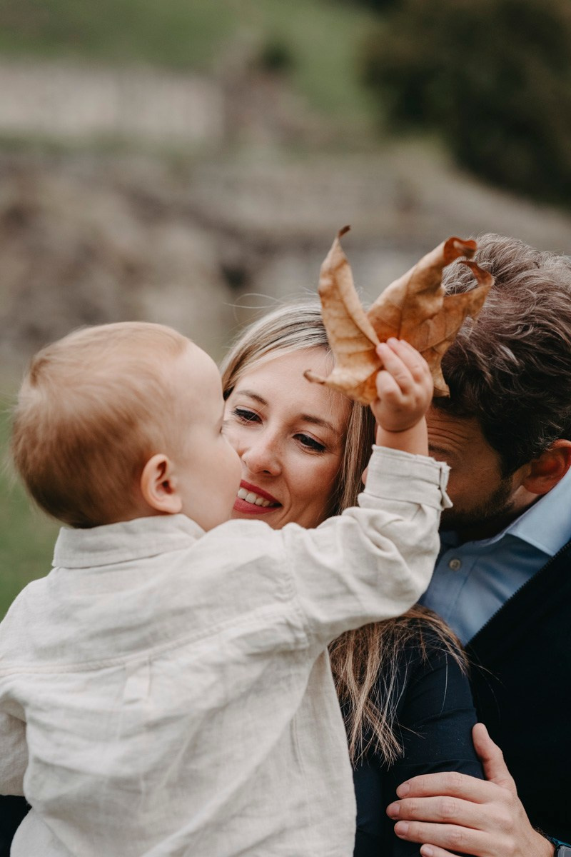 Nevena, Dusan i Vuk porodicno fotografisanje napolju. Deciji i porodicni fotograf u Beogradu Oksana Skendzic