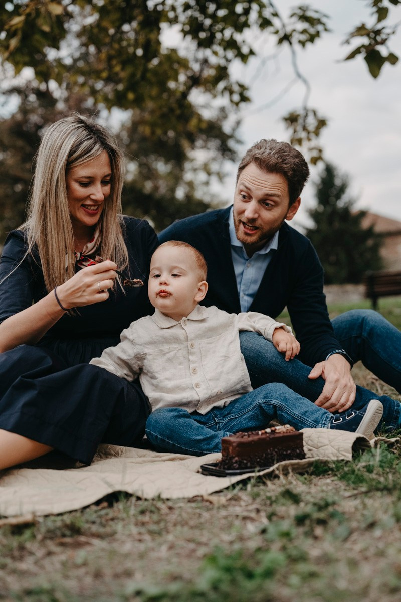 Nevena, Dusan i Vuk porodicno fotografisanje napolju. Deciji i porodicni fotograf u Beogradu Oksana Skendzic