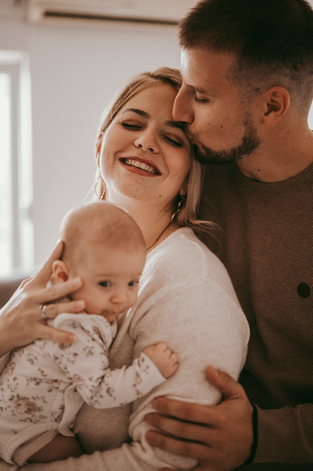 Porodicno fotografisanje sa bebom kod kuce / Ivana Miroslav i Nadica. Deciji i porodicni fotograf u Beogradu Oksana Skendzic