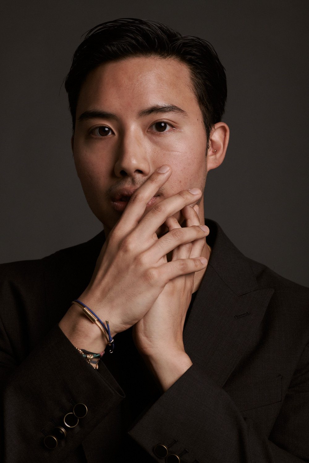 Сandid man portrait headshot, with hands in Amsterdam studio