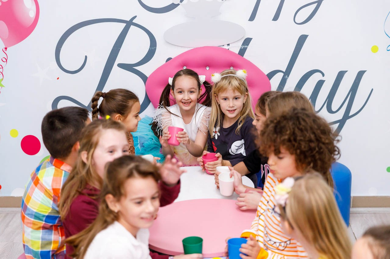 Svečano slavlje uz tortu i dečje društvo na rođendanu.
