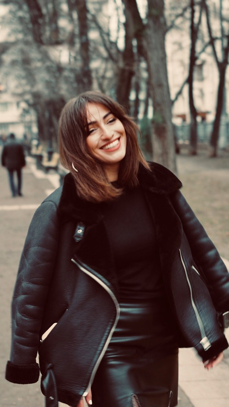 la ragazza si gode in citta 