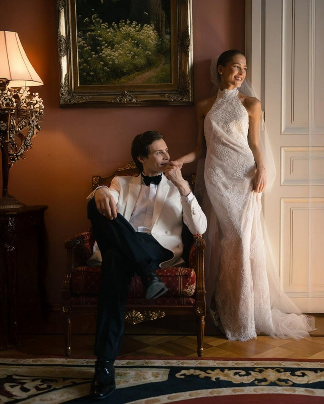 Intimate couple’s portrait on the cliffs of Amalfi