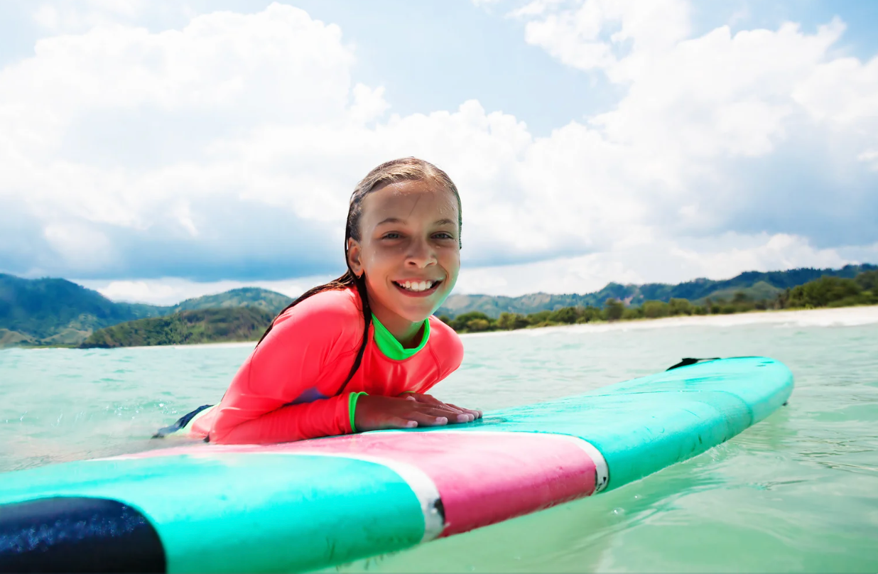 Sesión infantil en la playaMomentos tiernos de la infancia llenos de sol y brisa marina. Sonrisas sinceras y destellos de felicidad, capturados para siempre.Children’s Photoshoot by the SeaTender childhood moments filled with sunshine and sea breeze. Genuine smiles and sparks of joy — forever in the frame.