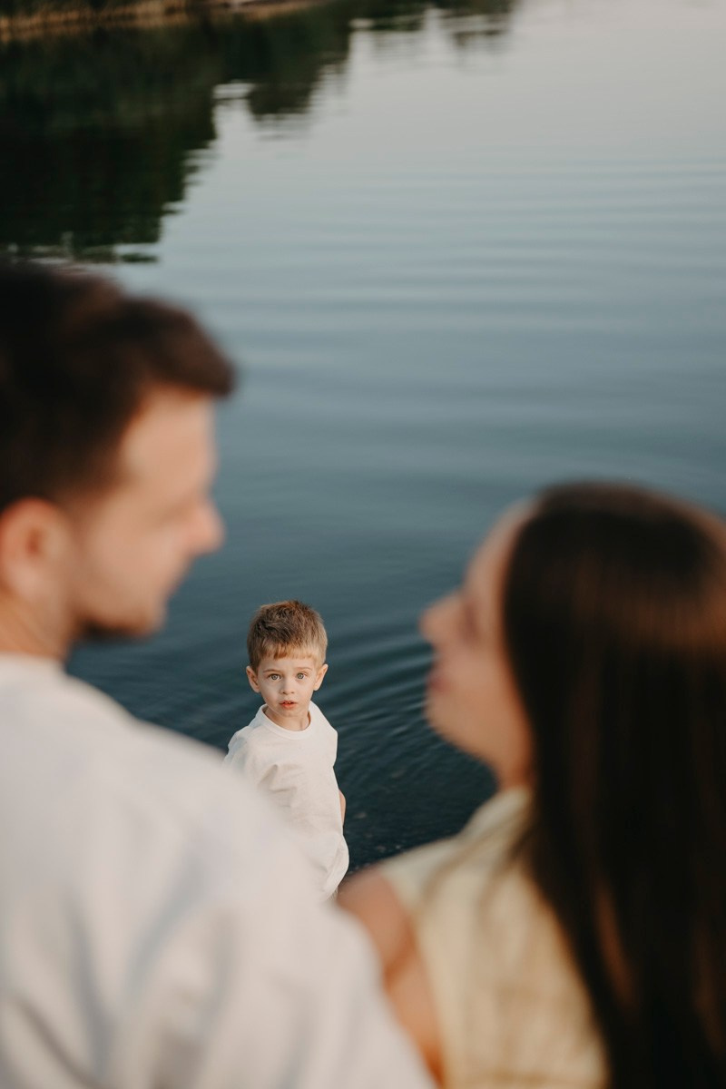 Djurdjica, Tadej i Miloje porodicno fotografisanje napolju. Deciji i porodicni fotograf u Beogradu Oksana Skendzic