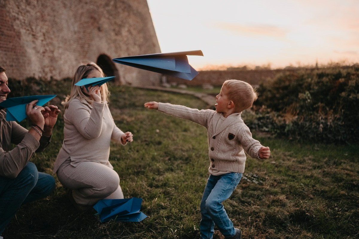 Zlata, Nemanja i Aleksej — porodicno fotografisanje napolju. Deciji i porodicni fotograf u Beogradu Oksana Skendzic