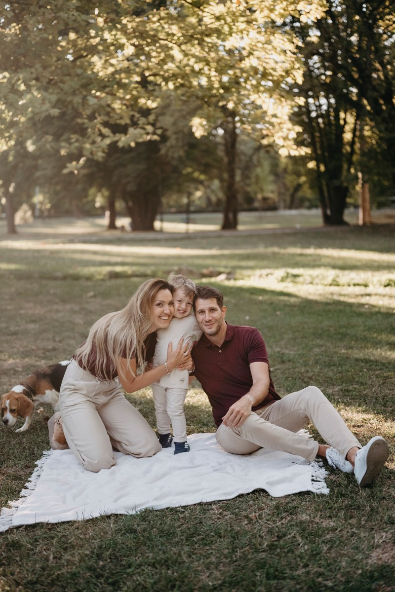 Aleksandra, Lazar, Marin i Leo / porodicno fotografisanje napolju. Deciji i porodicni fotograf u Beogradu Oksana Skendzic