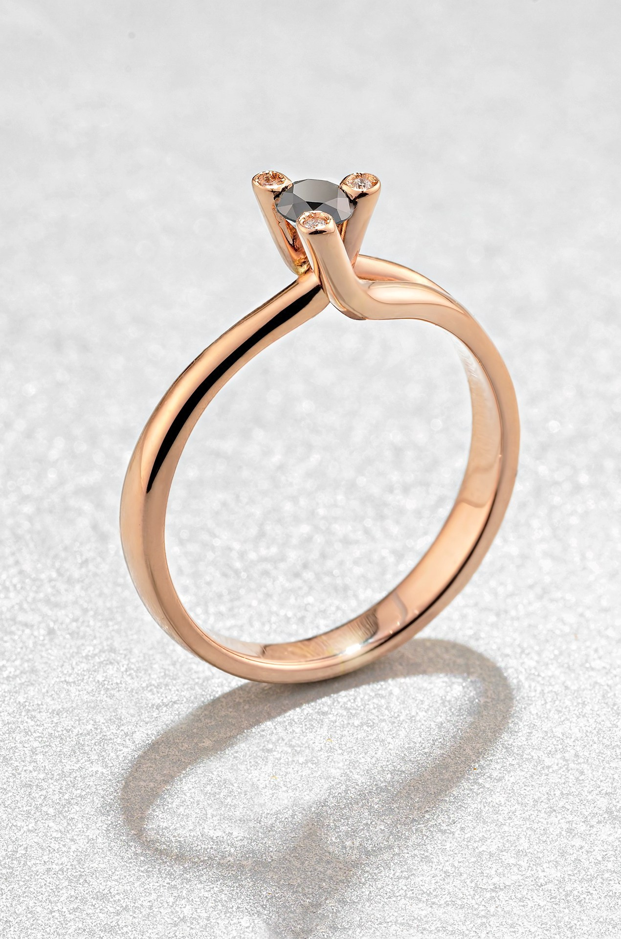 Prsten sa crnim dijamantom i roze zlatom.