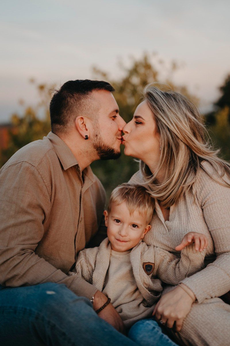 Zlata, Nemanja i Aleksej — porodicno fotografisanje napolju. Deciji i porodicni fotograf u Beogradu Oksana Skendzic