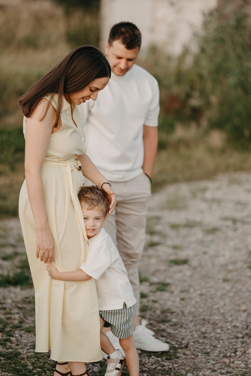 Djurdjica, Tadej i Miloje porodicno fotografisanje napolju. Deciji i porodicni fotograf u Beogradu Oksana Skendzic