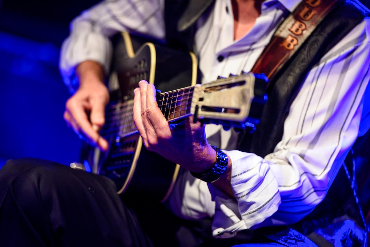 Poznate note na gitari Doug MacLeod-a s na koncertu na Danube Blues & Rock Festivalu u novosadskom Firchie Think Tank Studio.