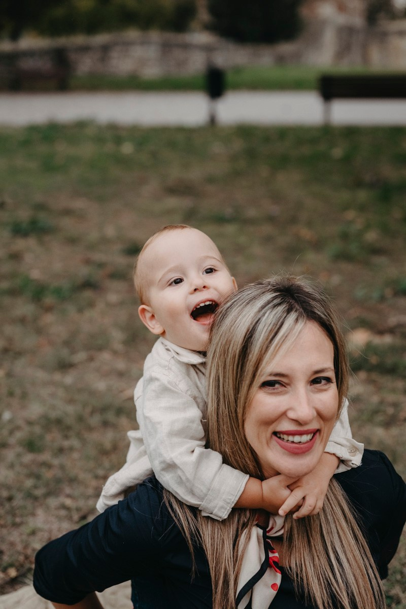 Nevena, Dusan i Vuk porodicno fotografisanje napolju. Deciji i porodicni fotograf u Beogradu Oksana Skendzic