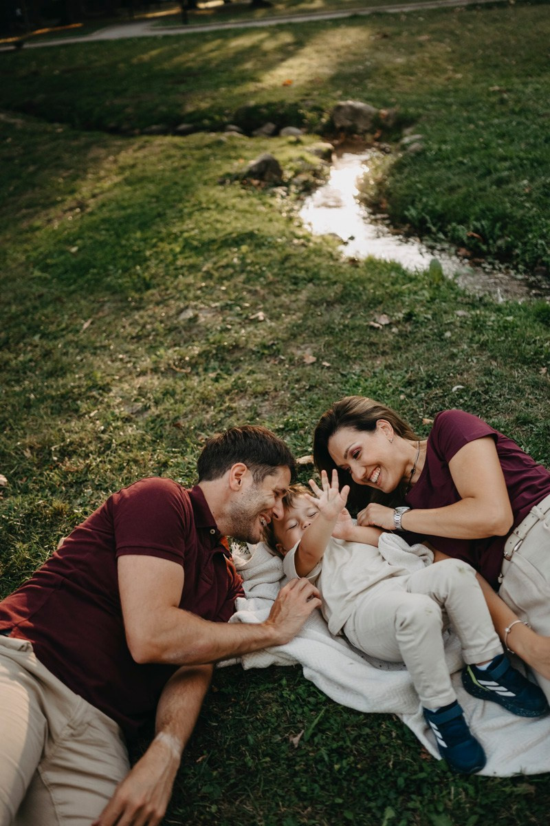 Aleksandra, Lazar, Marin i Leo / porodicno fotografisanje napolju. Deciji i porodicni fotograf u Beogradu Oksana Skendzic