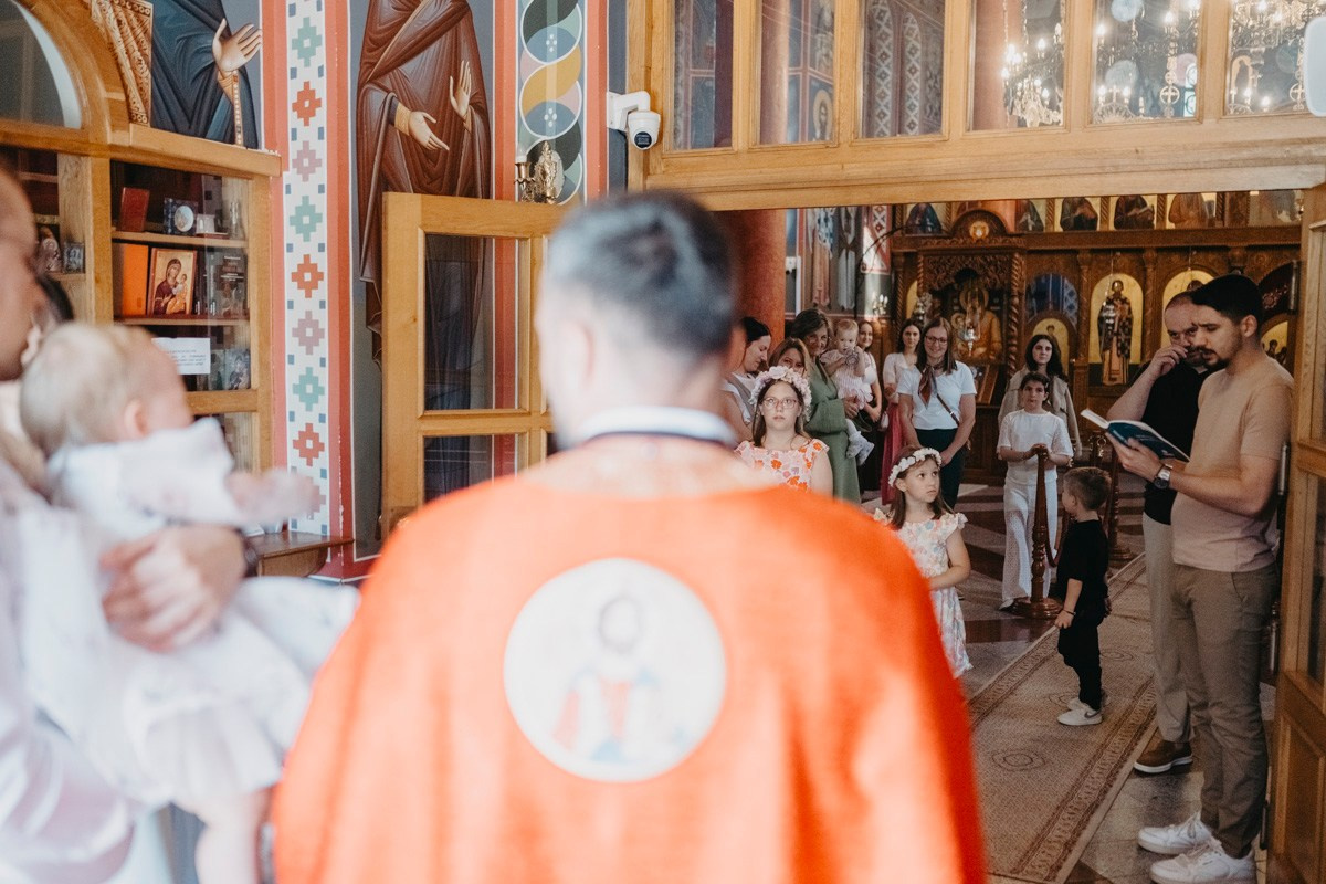 Verino krstenje / Crkva Rodjenja Presvete Bogorodice, Batajnica. Deciji i porodicni fotograf u Beogradu Oksana Skendzic