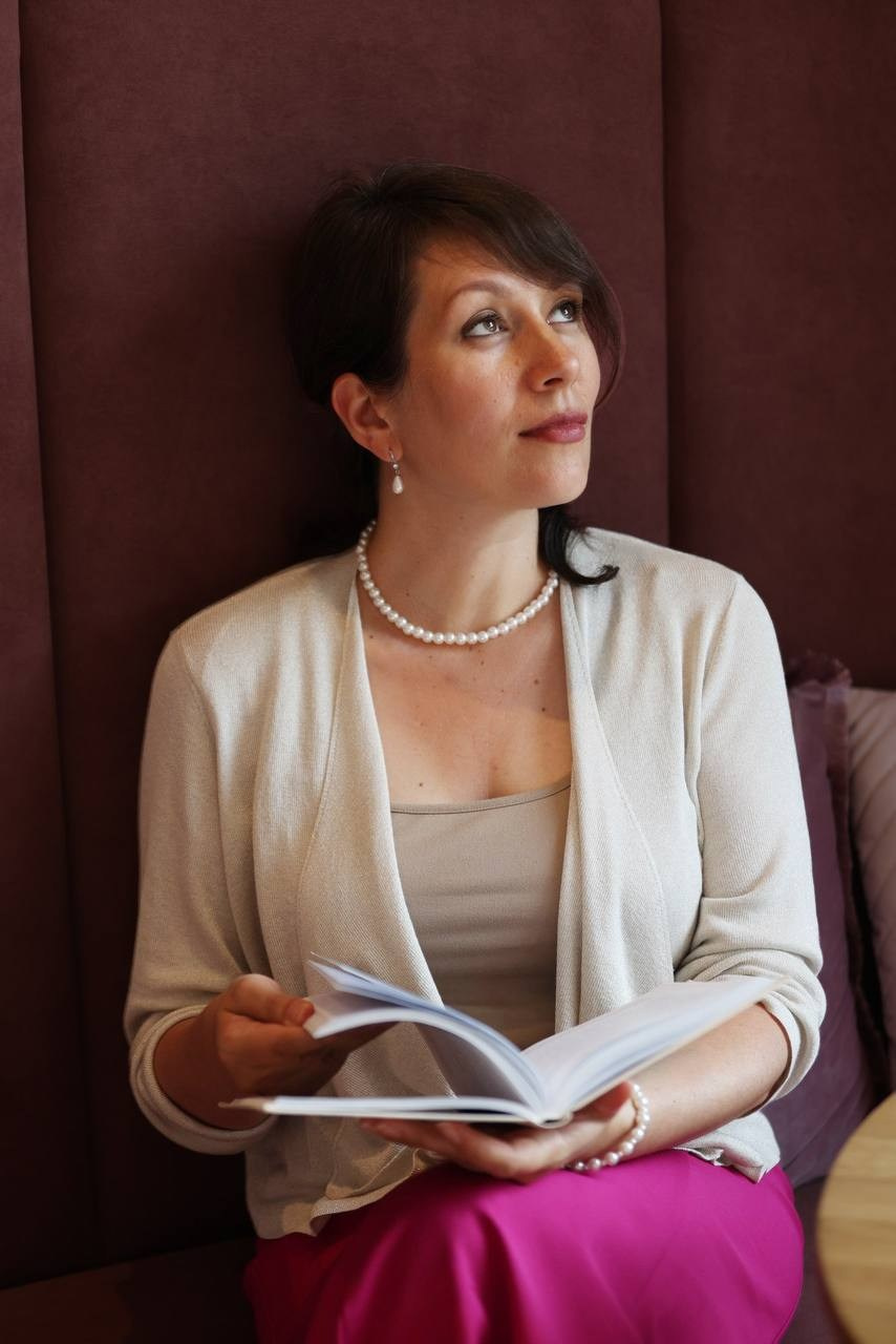 Кабінет психолога з мінімалістичним інтер’єром у бежевих тонах.