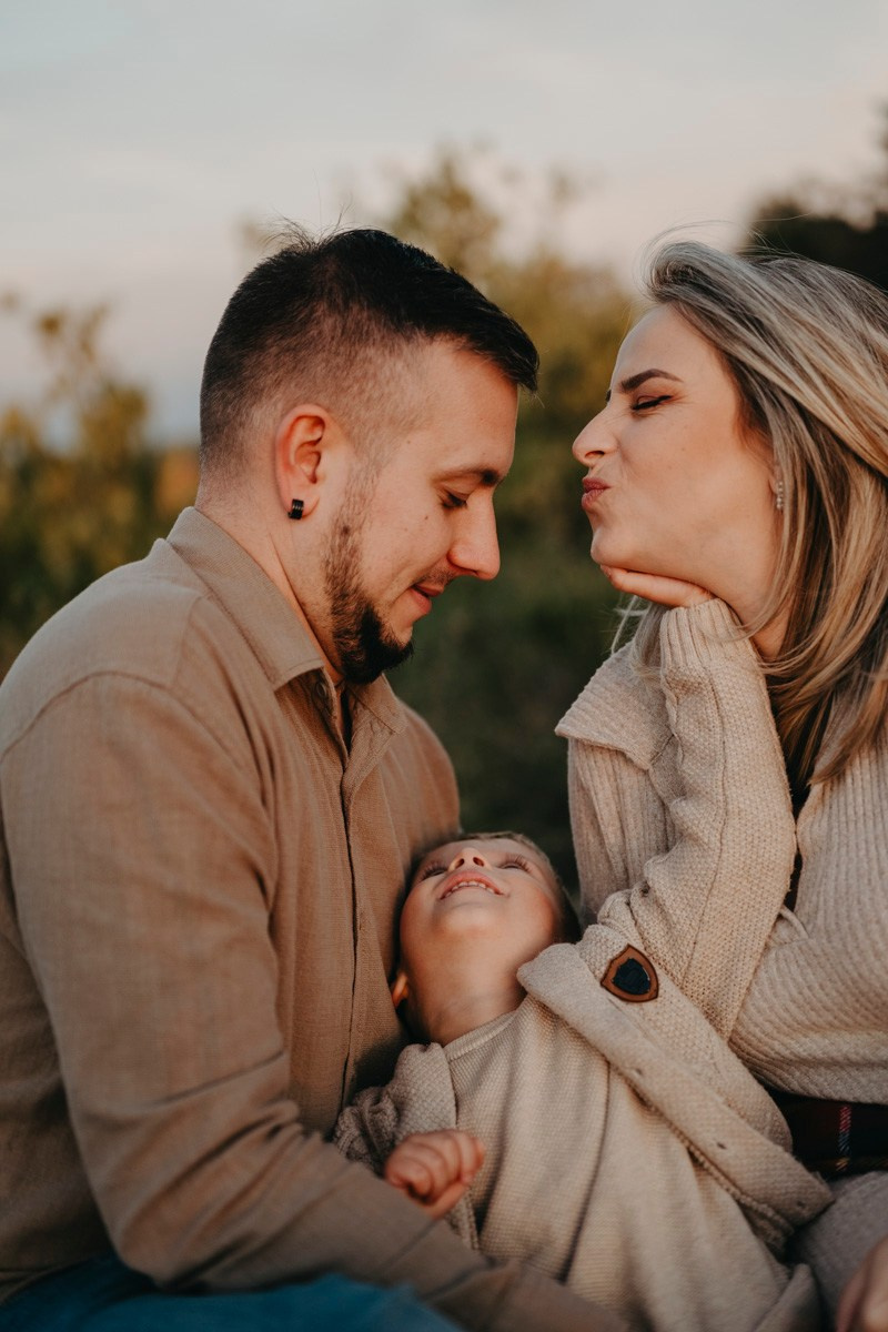 Zlata, Nemanja i Aleksej — porodicno fotografisanje napolju. Deciji i porodicni fotograf u Beogradu Oksana Skendzic