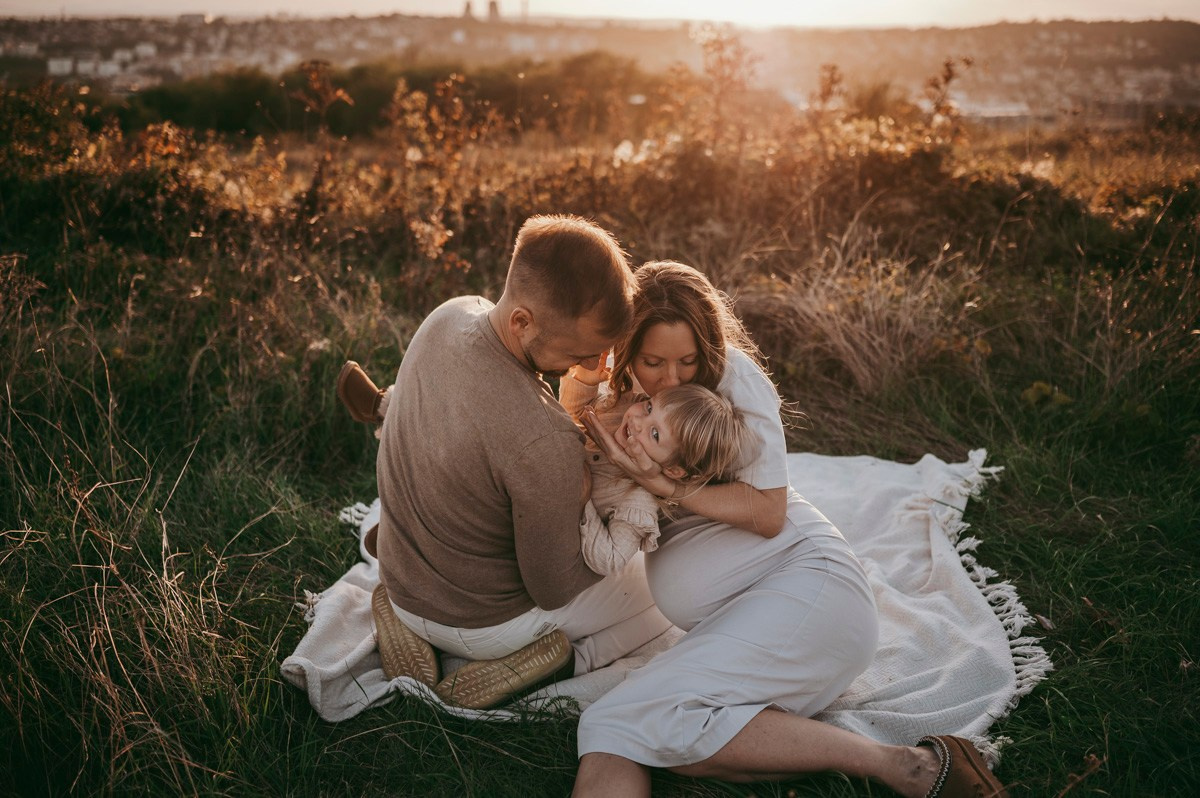 Milena / trudnicko fotografisanje sa porodicom. Deciji i porodicni fotograf u Beogradu Oksana Skendzic