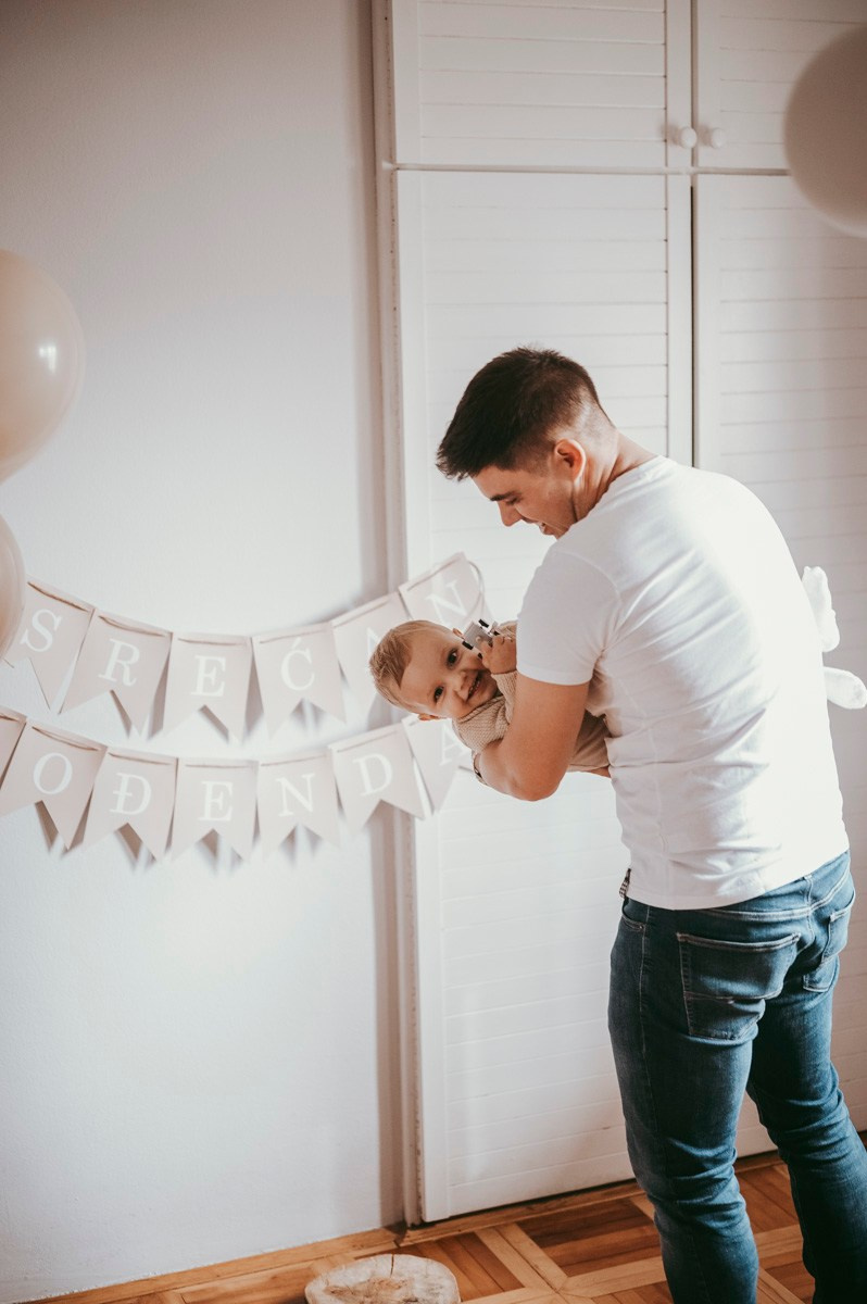 Filipova prva proslava rodjendan kod kuce. Deciji i porodicni fotograf u Beogradu Oksana Skendzic