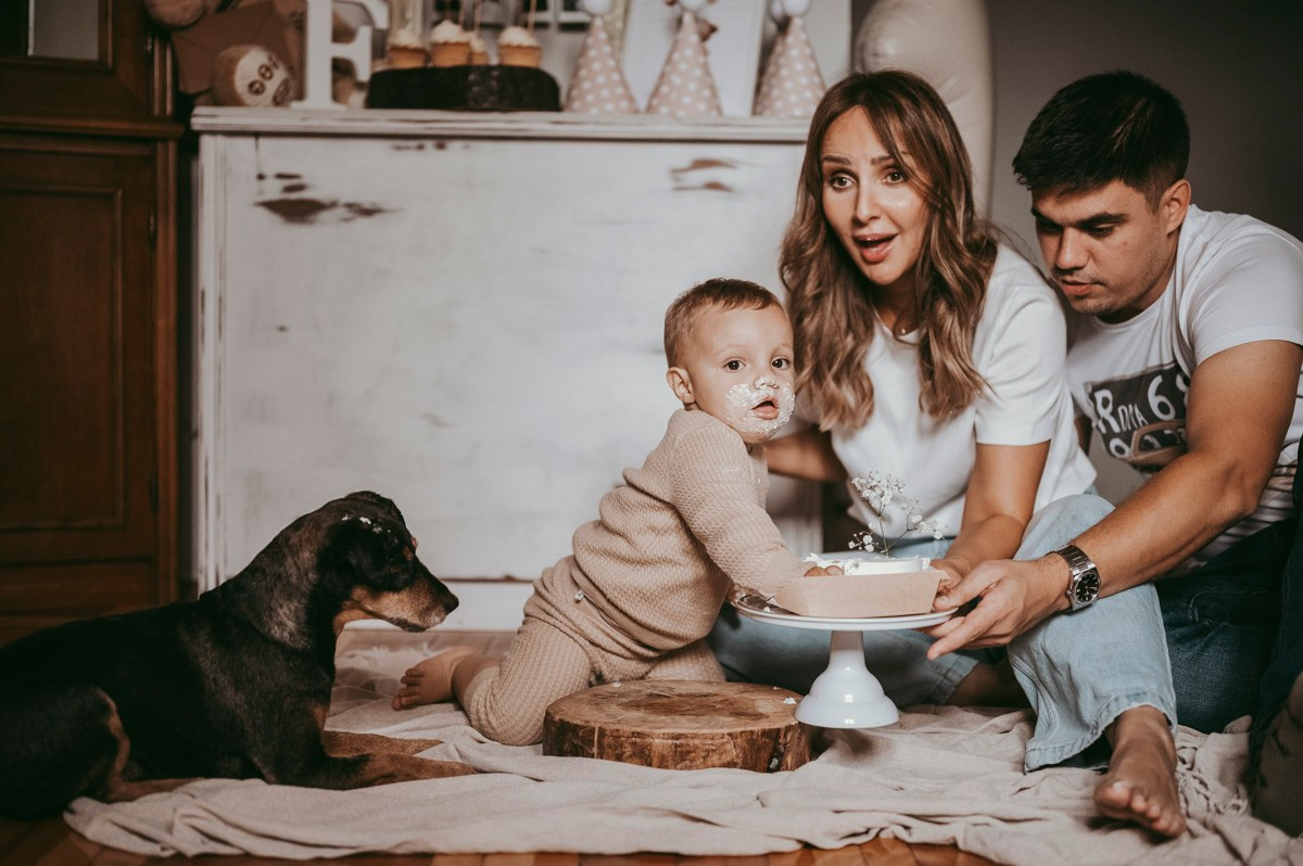 Filipova prva proslava rodjendan kod kuce. Deciji i porodicni fotograf u Beogradu Oksana Skendzic