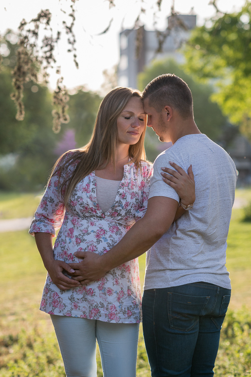 Babybauch Outdoor. Newbornphoto in Duesseldorf
