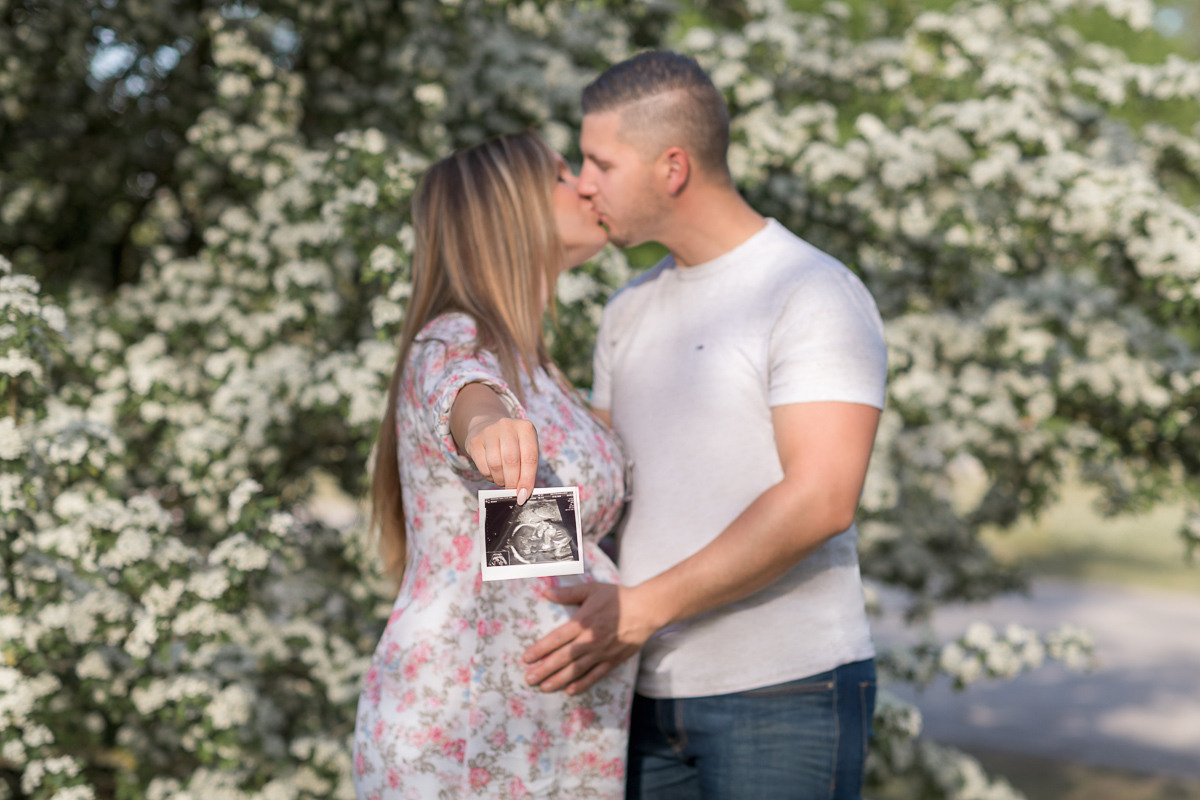 Babybauch Outdoor. Newbornphoto in Duesseldorf