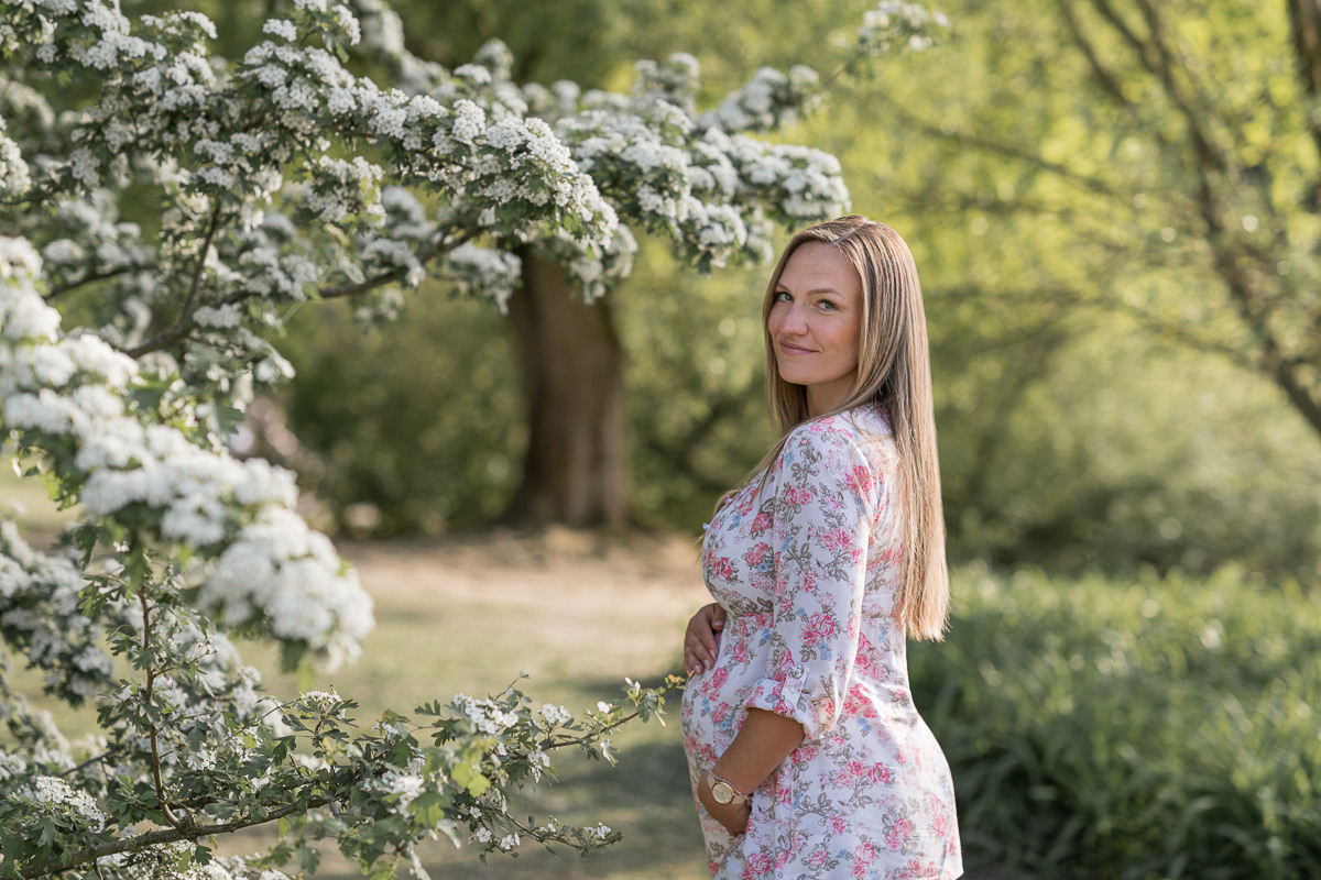 Babybauch Outdoor. Newbornphoto in Duesseldorf