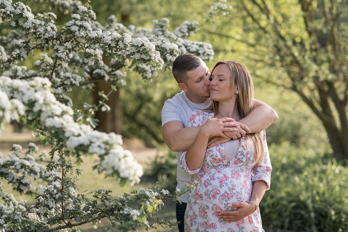 Babybauch Outdoor. Newbornphoto in Duesseldorf
