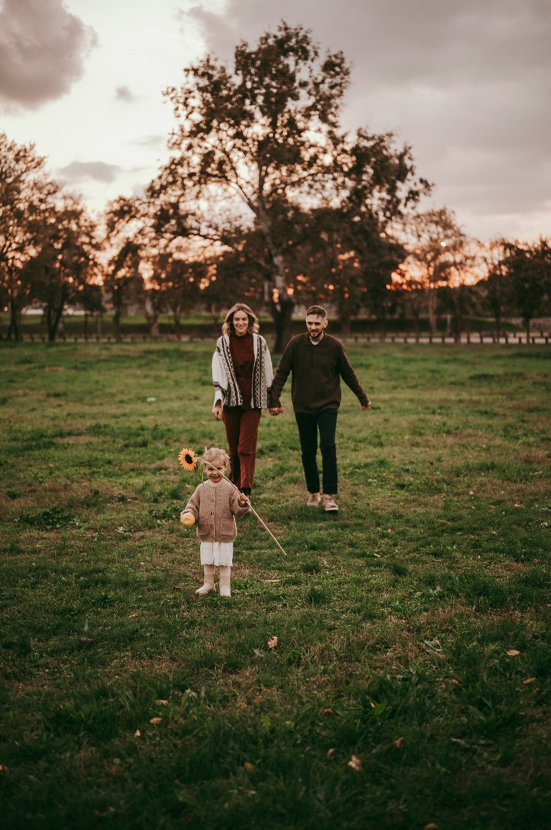 Anastasija, Aleksej i Agata / porodicno fotografisanje napolju. Deciji i porodicni fotograf u Beogradu Oksana Skendzic