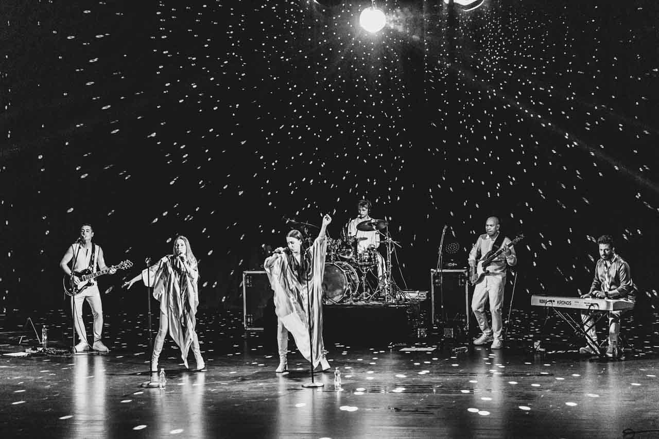 Bend ABBA Ring Tribute na bini Novosadske koncertne dvorane tokom muzičkog performansa.