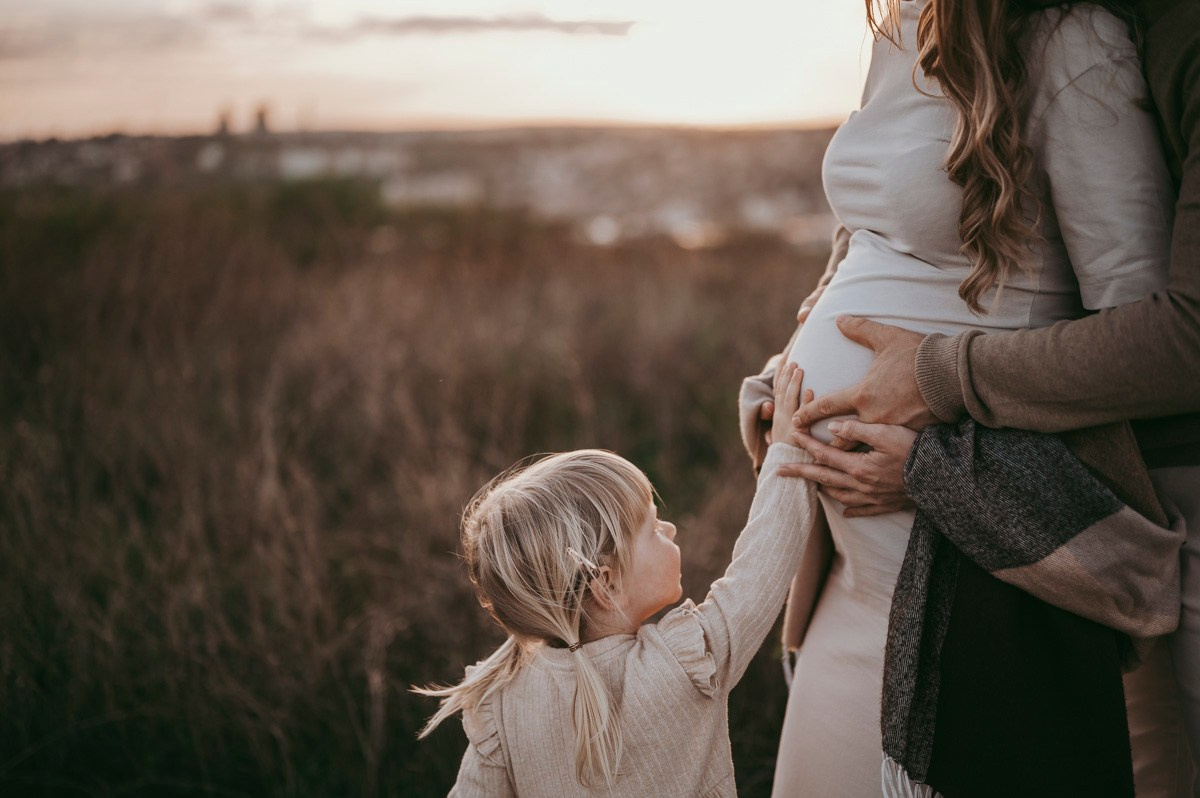 Milena / trudnicko fotografisanje sa porodicom. Deciji i porodicni fotograf u Beogradu Oksana Skendzic
