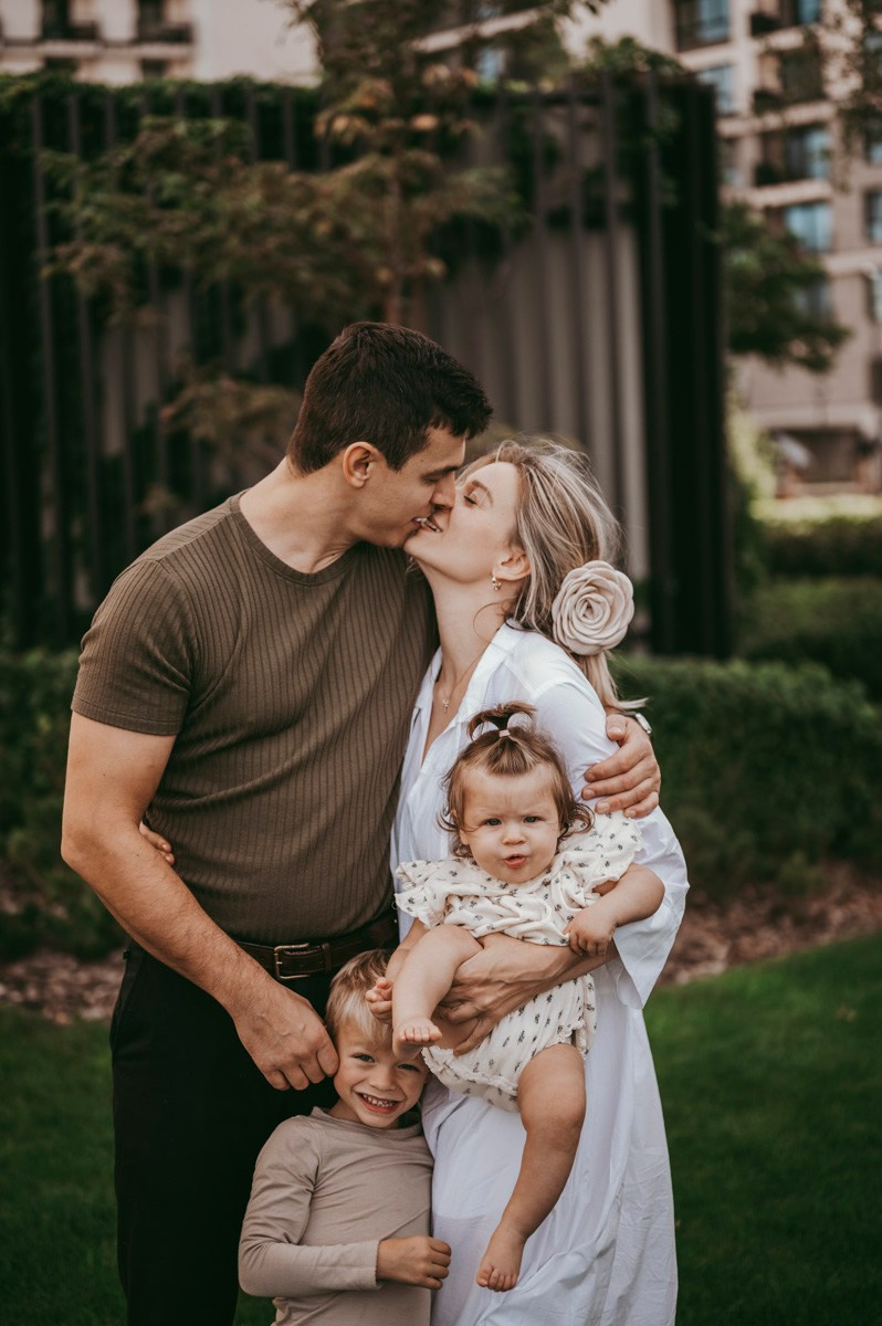 Kristina, Martin, Petra i Novak / porodicno fotografisanje napolju. Deciji i porodicni fotograf u Beogradu Oksana Skendzic