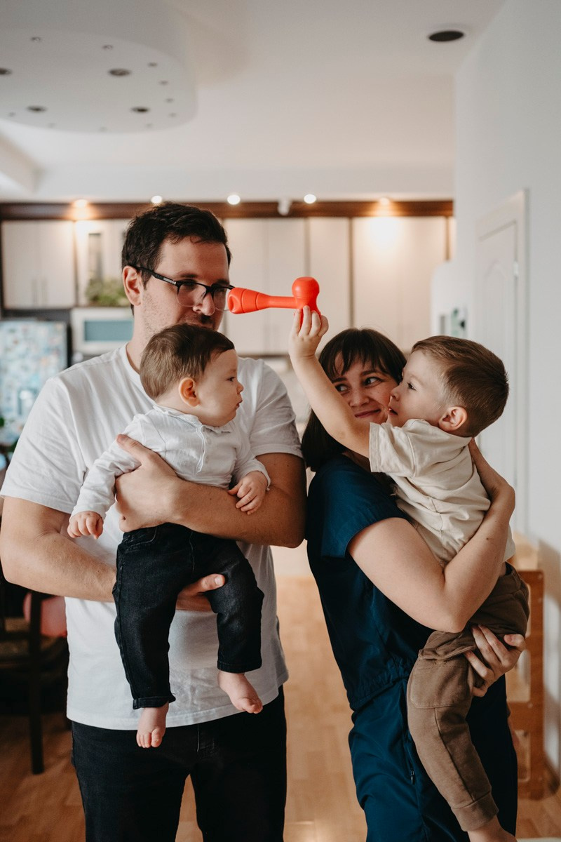 Porodicno fotografisanje kod kuce — Andjela, Lazar, Janko i Mihajlo. Deciji i porodicni fotograf u Beogradu Oksana Skendzic