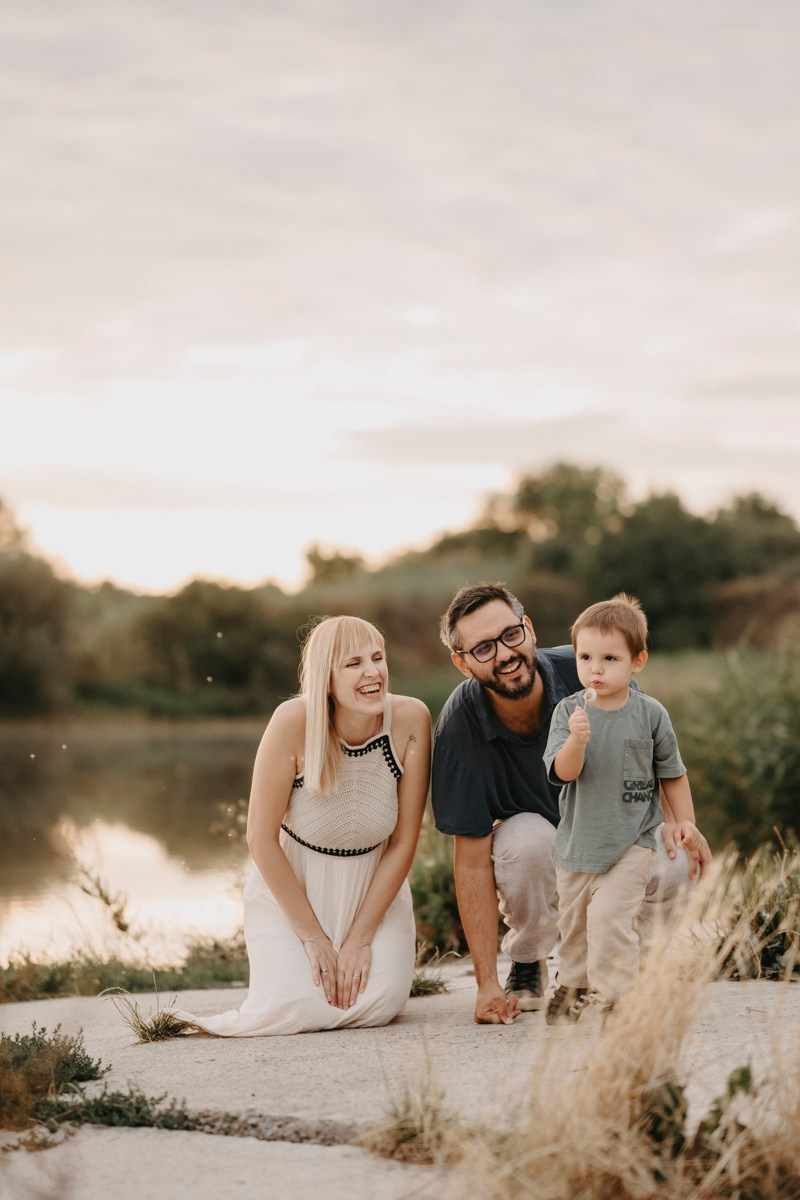 Dijana, Relja i Teo / porodicno fotografisanje napolju. Deciji i porodicni fotograf u Beogradu Oksana Skendzic