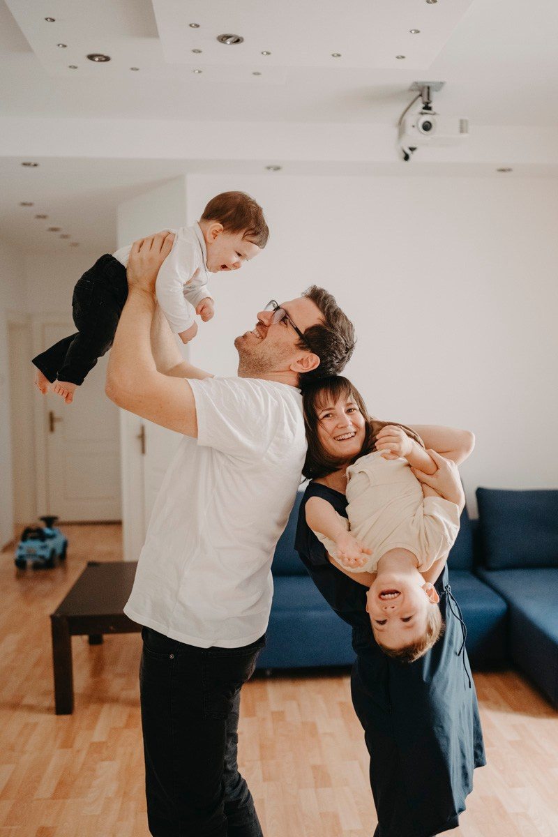 Porodicno fotografisanje kod kuce — Andjela, Lazar, Janko i Mihajlo. Deciji i porodicni fotograf u Beogradu Oksana Skendzic