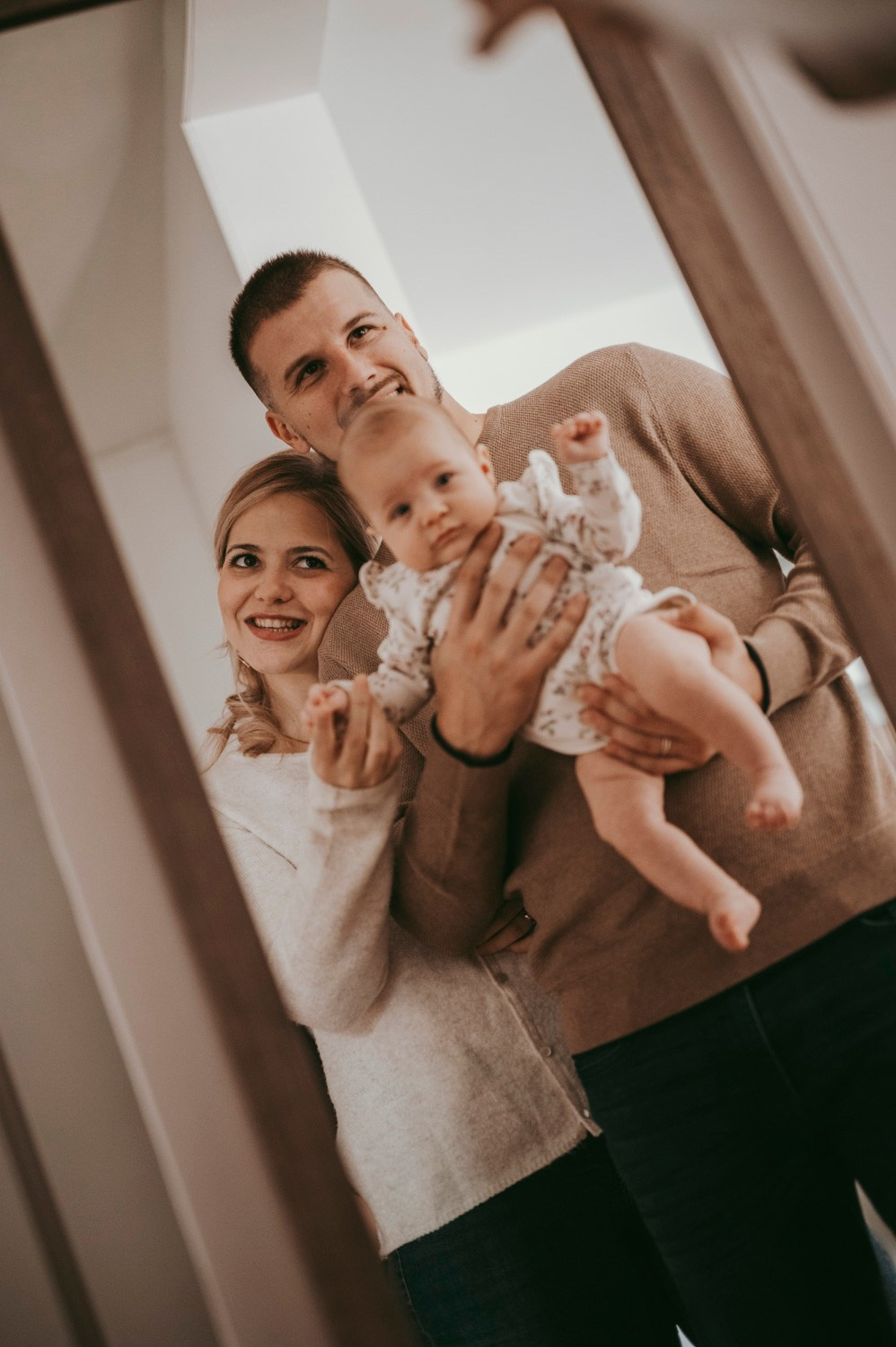 Porodicno fotografisanje sa bebom kod kuce / Ivana Miroslav i Nadica. Deciji i porodicni fotograf u Beogradu Oksana Skendzic